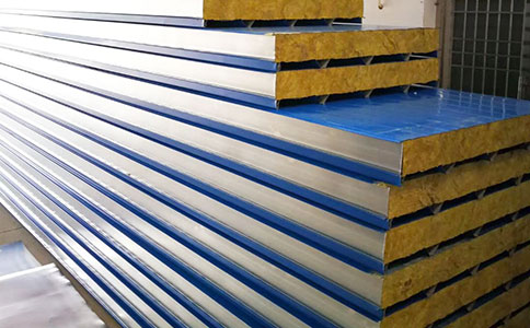你知道聚氨酯封邊巖棉屋面夾芯板優(yōu)點(diǎn)嗎？