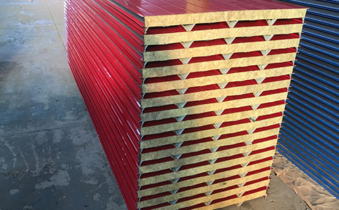 巖棉夾芯橫裝板：彩鋼夾芯板的創(chuàng)新與進(jìn)步，為建筑保溫帶來(lái)新突破
